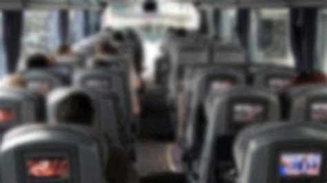 O­t­o­b­ü­s­ ­m­u­a­v­i­n­i­ ­k­a­d­ı­n­ ­y­o­l­c­u­ ­u­y­u­r­k­e­n­ ­m­a­s­t­ü­r­b­a­s­y­o­n­ ­y­a­p­t­ı­ ­v­e­.­.­.­